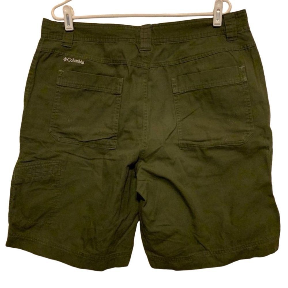 COLUMBIA SIZE 38 GREEN CASUAL SHORTS